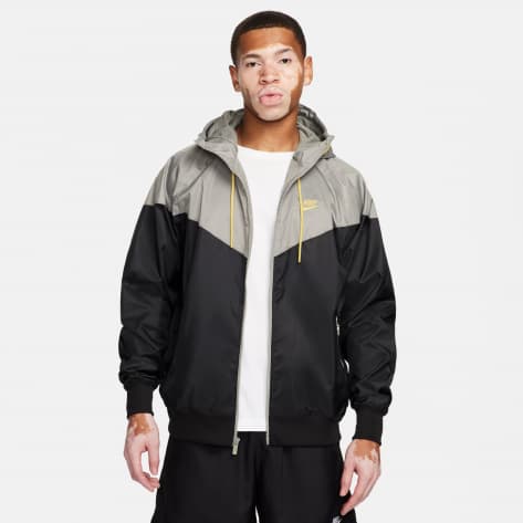 Nike Herren Regenjacke Heritage Essentials Windrunner DA0001 