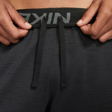 Nike Herren Short Yoga Dri-FIT CZ2210-010 XL Off Noir/Black/Gray | XL