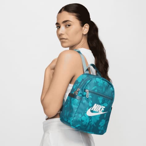 Nike Damen Rucksack W NSW Futura Mini Backpack 6L HJ8503-006 Smokey Blue/Dusty Cactus/Wht | One size